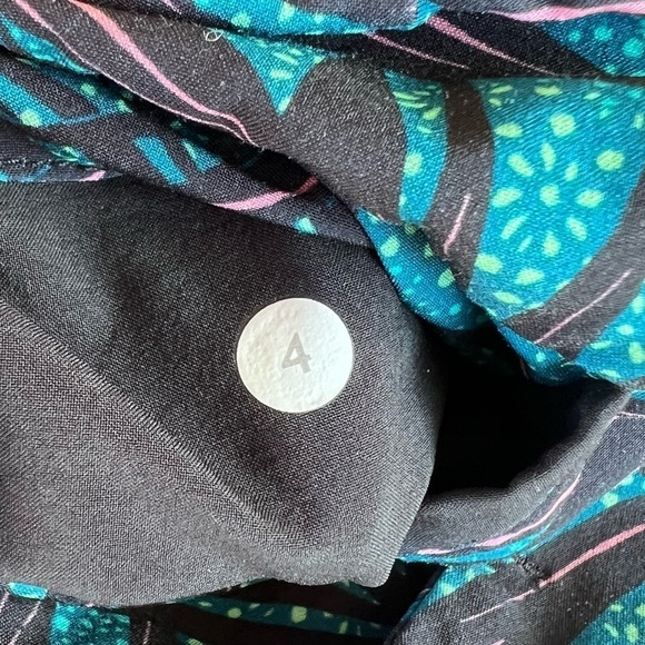 Lululemon Spring Break Away Short II Palm Lace Tofino Teal Multi W7FFPS Size 4 - Picture 9 of 9